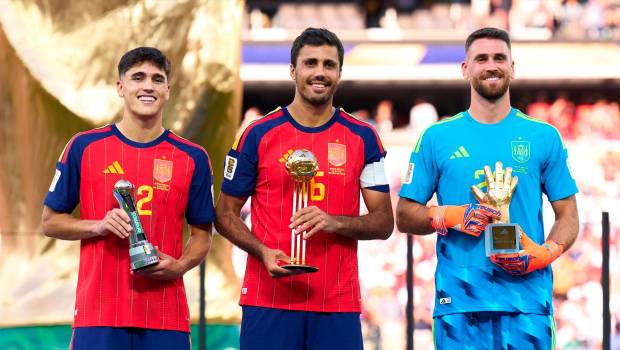 <i>El centrocampista de la selección española Rodri Hernández, el portero Unai Simón y el central Pau Cubarsí. / RFEF.</i>