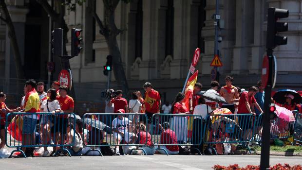 <i>Varias personas esperan a la llegada de los jugadores durante los preparativos para la llegada de la Selección Española. / Eduardo parra / Europa Press.</i>