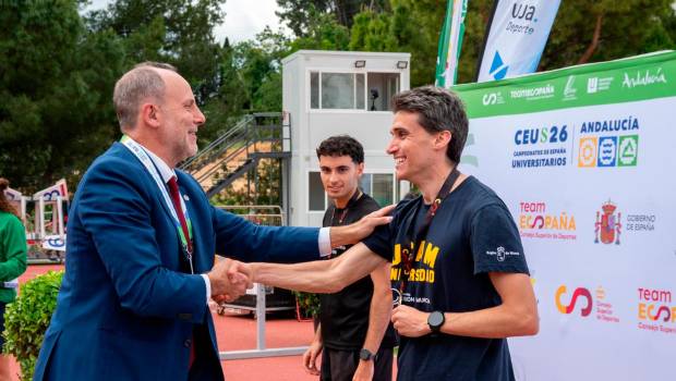 <i>Nicolás Ruiz, rector de la Universidad de Jaén, saluda a Mariano García, doble campeón del mundo. / Carlos Cid / UJA.</i>