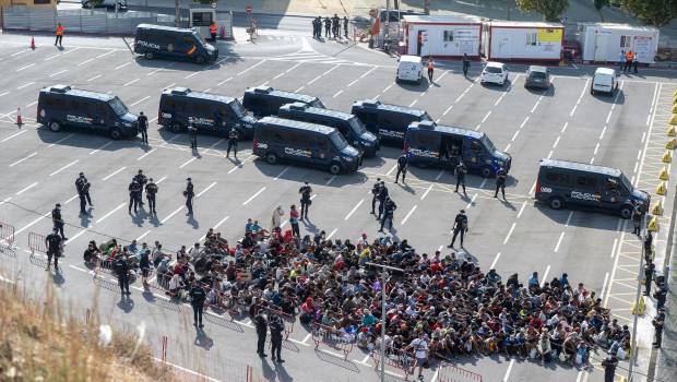 <i>Migrantes desalojados de la playa del Trampolín de camino a ser reubicados. / Europa Press. </i>