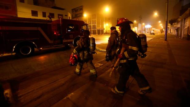 <i>Aproximadamente a las 04.00 a. m., los vecinos de La Victoria alertaron de la presencia de humo dentro del estadio Alejandro Villanueva, cuando entraron en acción los bomberos. / Europa Press. </i>