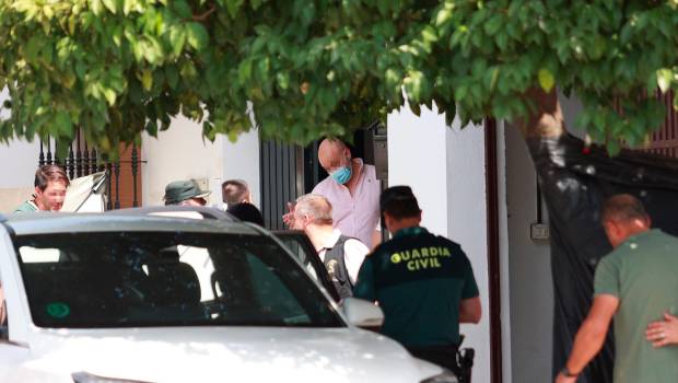 <i>Agentes de la Guardia Civil en el lugar de los hechos donde se han localizado los cuerpos sin vida de dos personas. / Rocío Ruiz / Europa Press.</i>