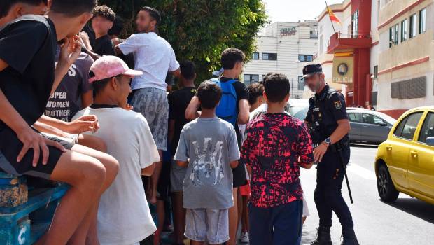 <i>Un grupo de menores espera para ser filiado en una comisaría de la Policía Nacional. / Europa Press. </i>