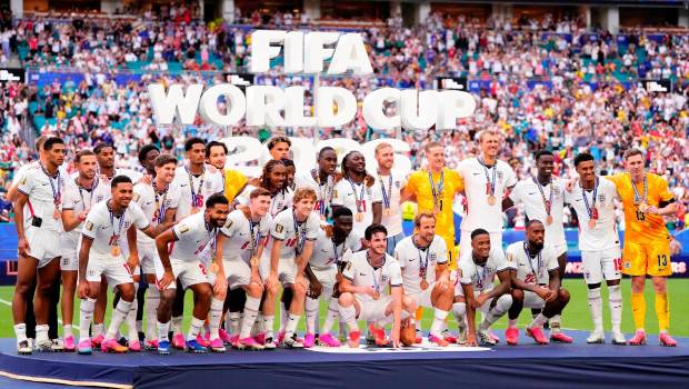 <i>Jugadores de Inglaterra tras conseguir el tercer puesto en el Mundial 2026. / Europa Press. </i>