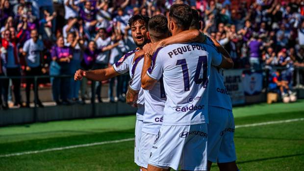 <i>Adri Paz es felicitado por Moha y Peque Polo tras anotar el gol del empate. / Real Jaén CF.</i>