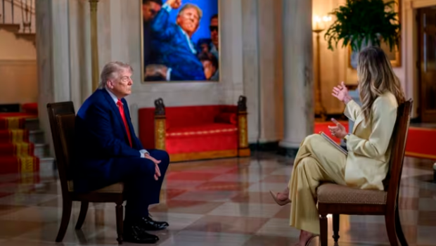 <i>El presidente estadounidense, Donald J. Trump, se sienta con Lara Lea Trump para una entrevista exclusiva para FoxNews. / CASA BLANCA</i>