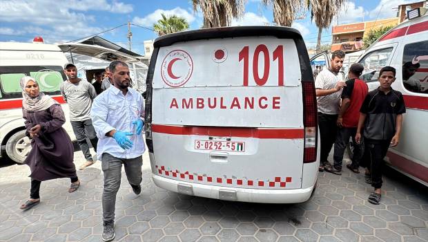 <i>Una ambulancia frente al Hospital Mártires de Al Aqsa de Deir al Balá, en el centro de la Franja de Gaza, en imagen de archivo. / Europa Press. </i>