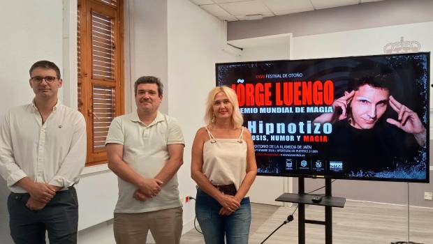 <i>La concejala de Cultura y Turismo, María Espejo, junto al director de Aguamala Eventos y Cultura prometer, Alex Martínez y su responsable de comunicación, Dani Illana, en la presentación del espectáculo de Jorge Luengo. / Ayuntamiento de Jaén. </i>