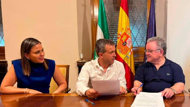 <i>Ángeles Díaz, Julio Millán y Domingo Antonio Pérez durante la firma. / Ayuntamiento de Jaén.</i>