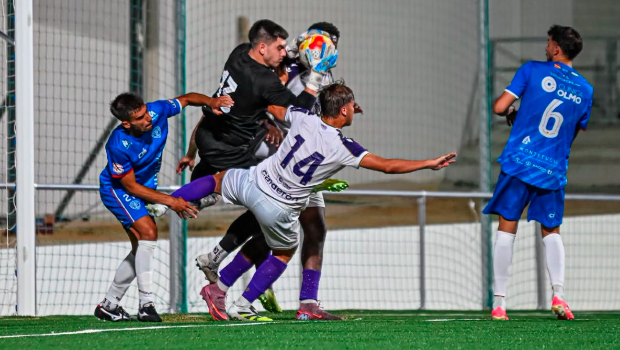 <i>Jugadores del Real Jaén y del Martos CD en la disputa por el balón. / Real Jaén. </i>