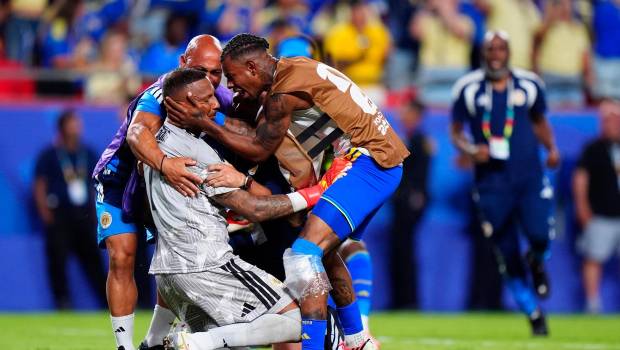<i>El portero de Curazao, Eloy Room, celebra con compañeros el empate ante Ecuador. / Bradley Collyer / PA Wire / dpa.</i>