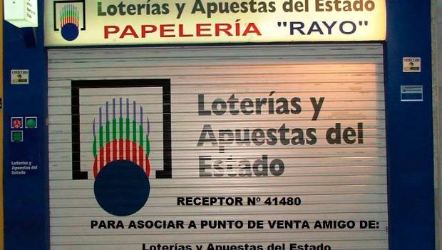 <i>Puerta de la administración de loterías “El Rayo”. / Rayo-loterías García Rayo. </i>