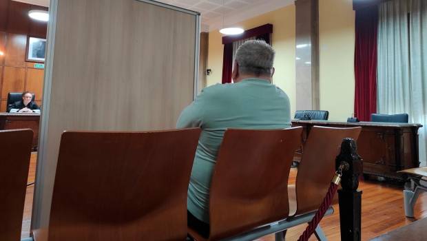 <i>El acusado, sentado en el banquillo y separado por un biombo, escucha la declaración de su exmujer. / Europa Press. </i>