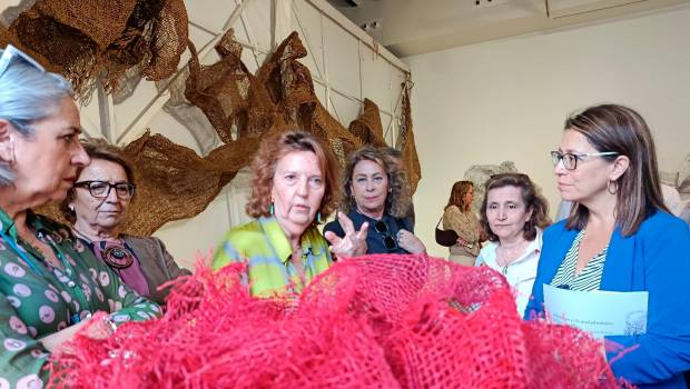 <i>Carmen Espín, Lourdes Carreras y África Colomo junto con otras asistentes descubren las obras de El Pliegue habitado.</i>