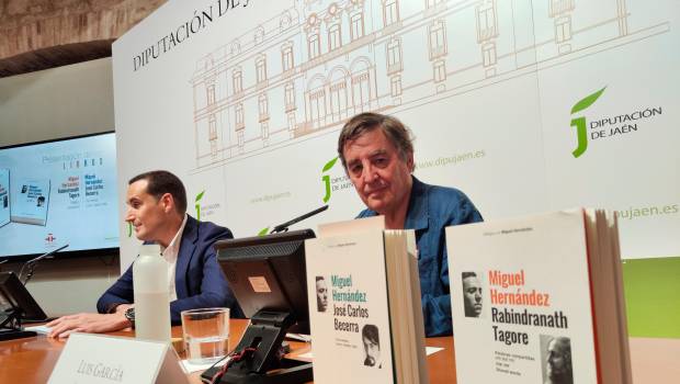 <i>Juan Latorre y Luis García Montero durante la presentación de los dos libros, que aparecen en primer plano. / Carmen Jiménez / Diario JAÉN. </i>