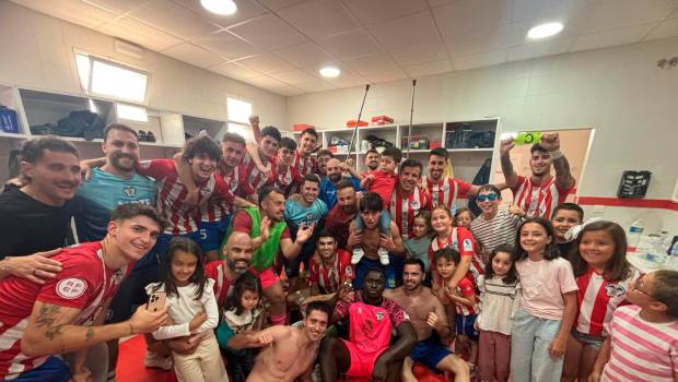 <i>El Atlético Porcuna celebra su victoria ante el Torre del Mar. </i>