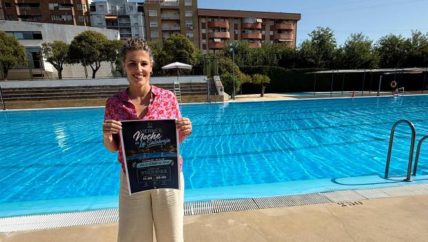 <i>Beatriz López, posa con el cartel de “Viernes Noche en La Salobreja”. / Ayuntamiento de Jaén.</i>