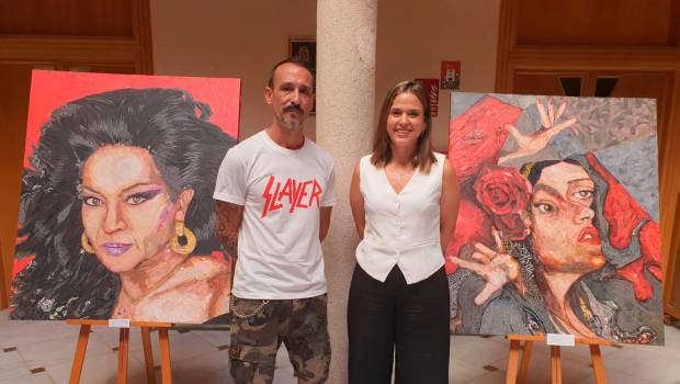 <i>Rubén González “Rubenartco” y la concejala Ángeles Díaz posan junto a dos obras de la muestra. / Ayuntamiento de Jaén.</i>