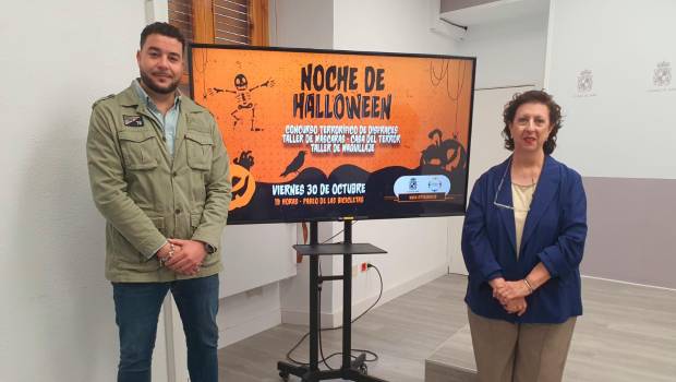 <i>Juan Francisco Ramírez y Carmen Elvira posan con el cartel. / Ayuntamiento de Jaén.</i>