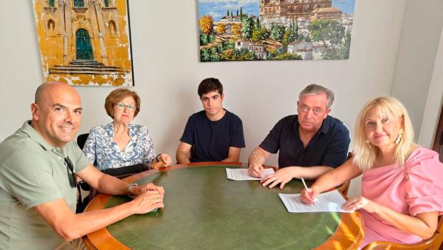 <i>Firma del convenio de concensión demanial del inmueble. / Ayuntamiento de Jaén.</i>