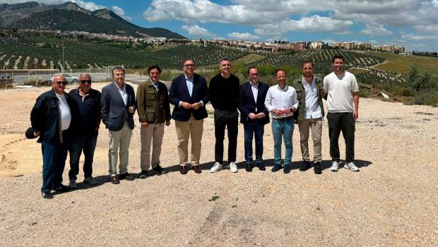 <i>Paco Lopera, Juan Carlos Hidalgo, Raúl del Moral, Agustín González, Arturo Bernal, Fran Anera, José Ayala, Erik Domínguez, Raúl Aceituno y Antonio Montiel, en los terrenos donde se llevará a cabo el proyecto. / Álex Gómez. / Diario JAÉN.</i>