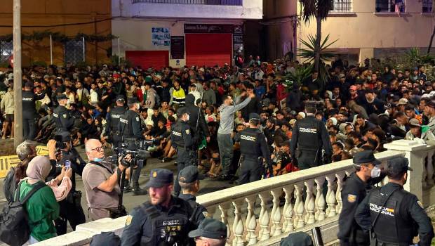 <i>a Guardia Civil organiza a los migrantes para su traslado al Puerto de Ceuta. / Europa Press. </i>
