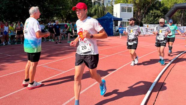 <i>Corredores durante la prueba en la pista Ángel Cortes de La Salobreja. / Juanfran Paredes / Diario JAÉN.</i>
