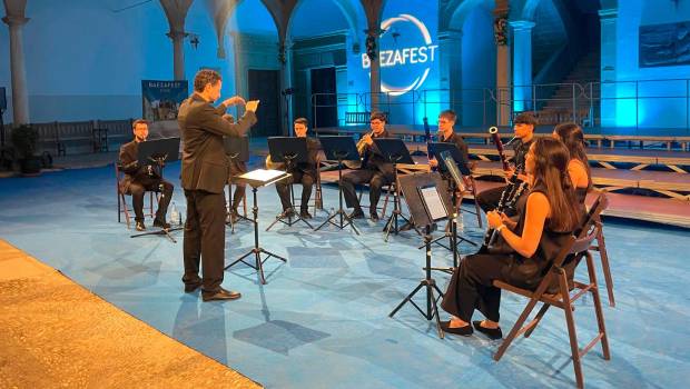 <i>Los vientos de la Orquesta de la Universidad de Jaén interpretan su programa rodeados de la belleza patrimonial de la Antigua Universidad de Baeza. / Ana Lechuga.</i>