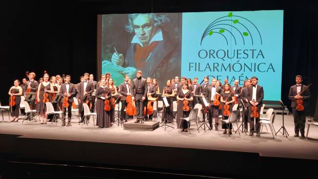 <i>La Orquesta Filarmónica de Jaén recibe a su director, Rafael de Torres, en el escenario del Teatro Infanta Leonor para comenzar el concierto. / Ana Lechuga / Diario JAÉN. </i>