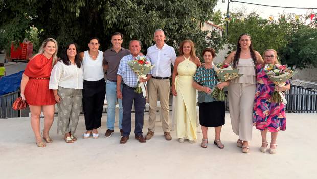 <i>La pregonera, Antonia Vizcaíno Hernández, junto a familiares y autoridades de El Ojuelo. / Ana Isabel Bravo / Diario JAÉN.</i>