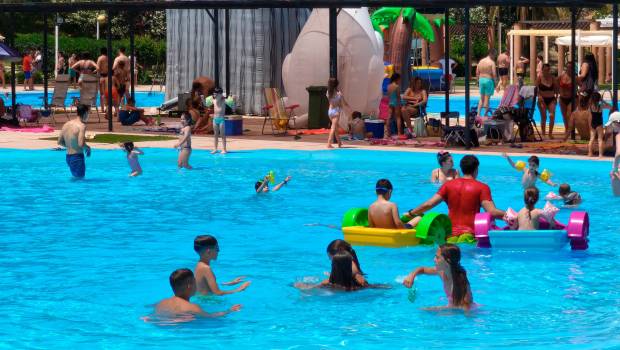 <i>Fiesta acuática montada por el Patronato de Deportes, en la apertura de la piscina de Las Fuentezuelas, durante el fin de semana pasado. / Pablo Espinosa / Diario JAÉN.</i>