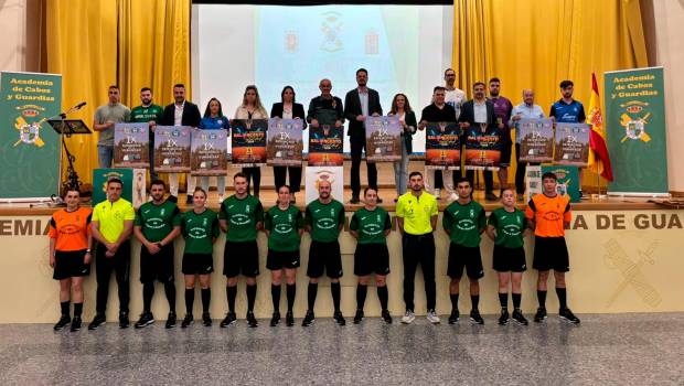<i>Autoridades y jugadores en la presentación de las citas en el Salón de Actos de la Academia de Cabos y Guardias de Baeza. / Álex Gómez / Diario JAÉN.</i>