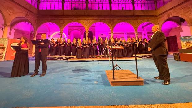 <i>La Coral Polifónica de Baeza y el Coro de la Universidad de Córdoba ofrecieron un magnífico concierto en el claustro de la Antigua Universidad de Baeza, donde el público quedó ensimismado con la brillante actuación. </i>