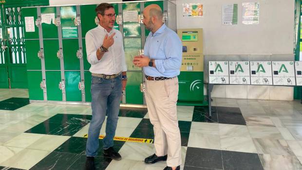 <i>Miguel Contreras, junto al director gerente del Consorcio de Transporte Metropolitano durante la presentación del refuerzo de servicios. / Junta de Andalucía. </i>