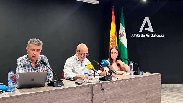 <i>Amador Cámara, Paco González y Sheila Bonoso durante la presentación del balance de la 39 edición de la Feria del Libro de Jaén. / Álvaro Guzguti / Diario JAÉN.</i>