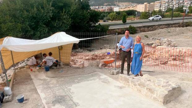 <i>Visita a la villa romana del Cortijo de Los Robles, en Jaén. / Ayuntamiento de Jaén. </i>