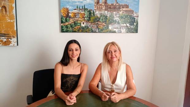 <i>Belén Turnes y María Espejo se reúnen con motivo del LP “27 años no es nada”. / Ayuntamiento de Jaén.</i>