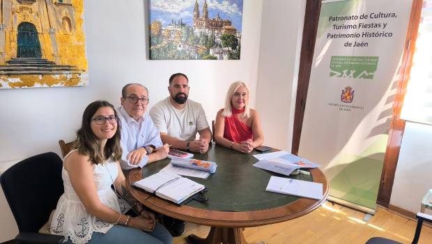 <i>Foto de la reunión mantenida con María Espejo y representantes de la Real e Ilustre Cofradía de Santa Catalina de Alejandría. / Ayuntamiento de Jaén. </i>