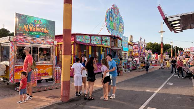 <i>Varias personas disfrutando de las atracciones ayer en el recinto ferial “Alcalde Alfonso Sánchez Herrera”. / A. I. Bravo / Diario JAÉN. </i>