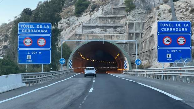<i>El túnel de La Cerradura, con dos calzadas y dos tubos reabiertos, tras la finalización de las obras acometidas desde primavera en la A-44. / Jason Moyano / Diario JAÉN.</i>