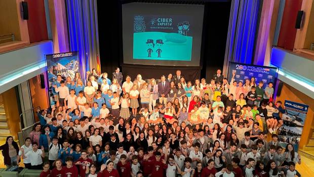 <i>Foto de familia de los estudiantes en el Teatro Darymelia.</i>