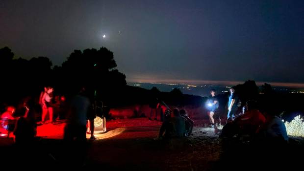 <i>Observación astronómica del programa “Jaén no duerme en verano”. / Ayuntamiento de Jáen. </i>