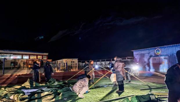 <i>Instalación de tiendas de campaña para los residentes afectados por el terremoto en una escuela primaria del condado de Baqing, ciudad de Nagqu. / Europa Press.</i>