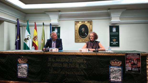 <i>José Ángel Marín y Serezade Borja durante la firma. / Ana Lechuga / Diario JAÉN.</i>