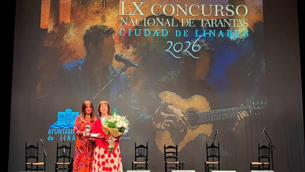 <i>La alcaldesa de Linares, Auxi del Olmo, hace entrega del reconocimiento a Paquita Marín. / Francisco J. Marín. </i>