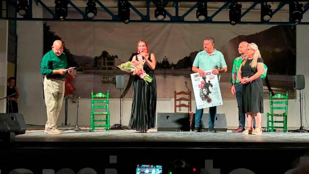 <i>Estrella Morente mientras recibe el homenaje en Pegalajar.</i>