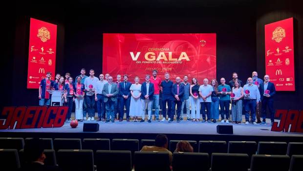 <i>Foto de familia de las once entidades y jugadores premiados junto a las autoridades tras el término de la Gala de Fomento de Valores del Baloncesto. / Joaquín Quirós / Jaén CB.</i>