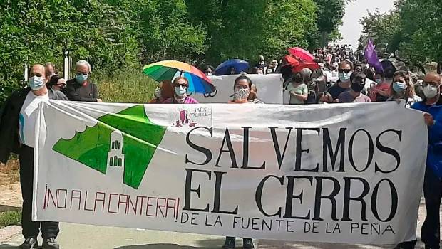 <i>La protesta contra la reactivación de la actividad en la cantera de La Quebrada en una imagen de archivo. / Europa Press.</i>
