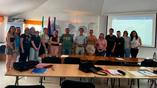 <i>Los catorce participantes que se formarán en atención sociosanitarias. / Ayuntamiento de Jaén.</i>