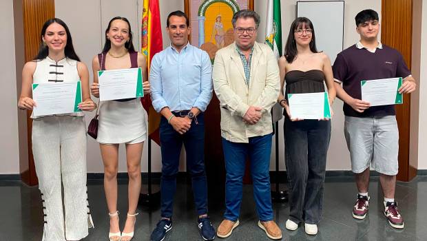 <i>Francisco José Solano, junto a los cuatro estudiantes distinguidos. / Junta de Andalucía.</i>